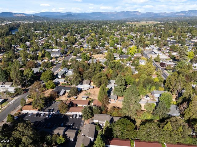 254 SW Rogue River Avenue, Grants Pass, OR 97526