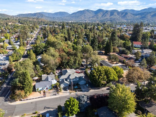 254 SW Rogue River Avenue, Grants Pass, OR 97526