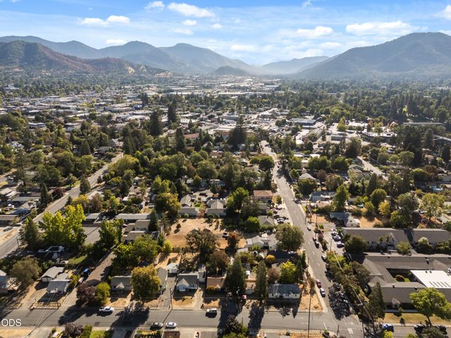 254 SW Rogue River Avenue, Grants Pass, OR 97526