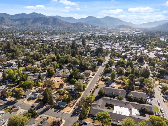 254 SW Rogue River Avenue, Grants Pass, OR 97526