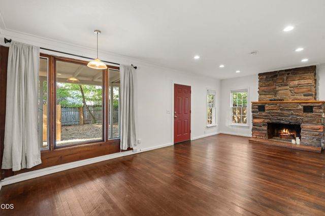 254 SW Rogue River Avenue, Grants Pass, OR 97526