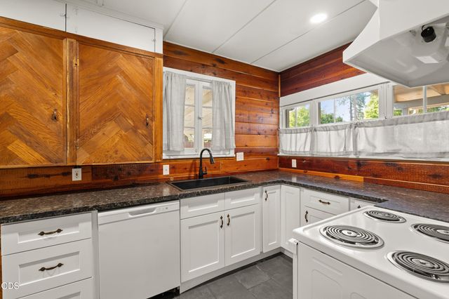 254 SW Rogue River Avenue, Grants Pass, OR 97526