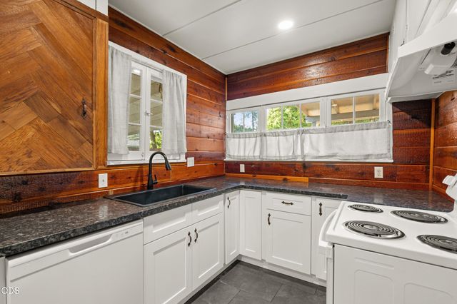 254 SW Rogue River Avenue, Grants Pass, OR 97526