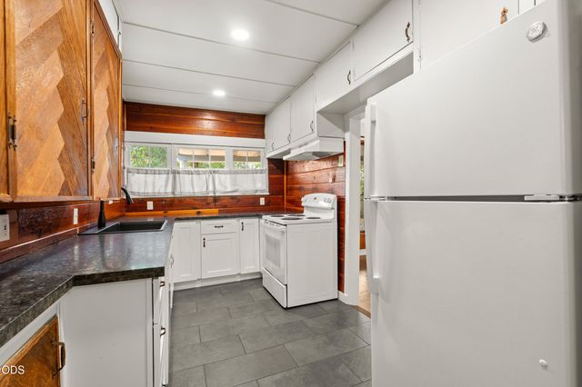 254 SW Rogue River Avenue, Grants Pass, OR 97526