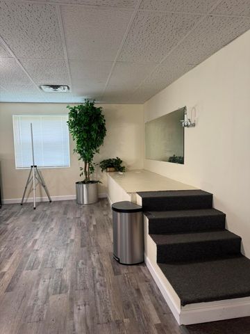 5455 S Wayne Road, Wayne City, MI 48184