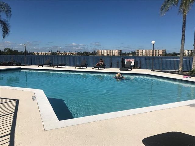 111 LAKE EMERALD Drive 407, Oakland Park, FL 33309