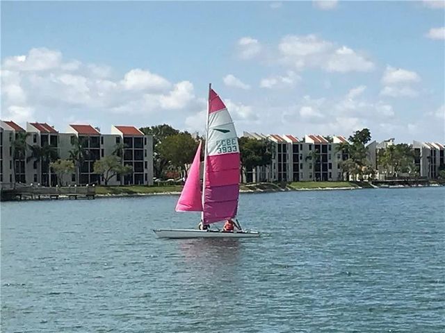 111 LAKE EMERALD Drive 407, Oakland Park, FL 33309