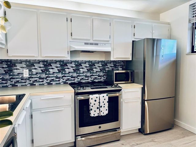 111 LAKE EMERALD Drive 407, Oakland Park, FL 33309