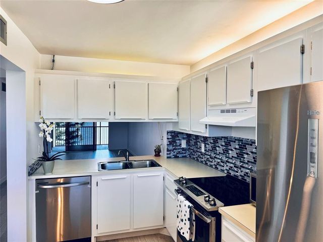 111 LAKE EMERALD Drive 407, Oakland Park, FL 33309