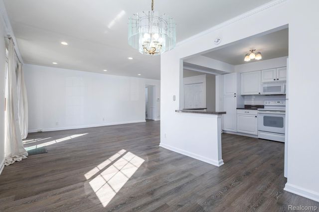 6121 Orchard Lake Road 102, West Bloomfield Charter Township, MI 48322