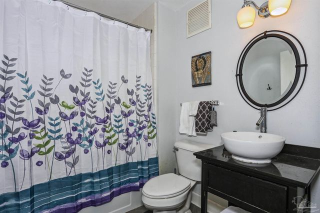 825 Bayshore Dr 302, Pensacola, FL 32507