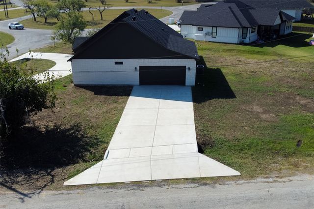 170 Half Moon Way, Runaway Bay, TX 76426