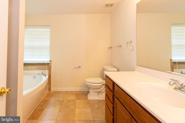 1034 BAKERSFIELD LN, Fredericksburg, VA 22401