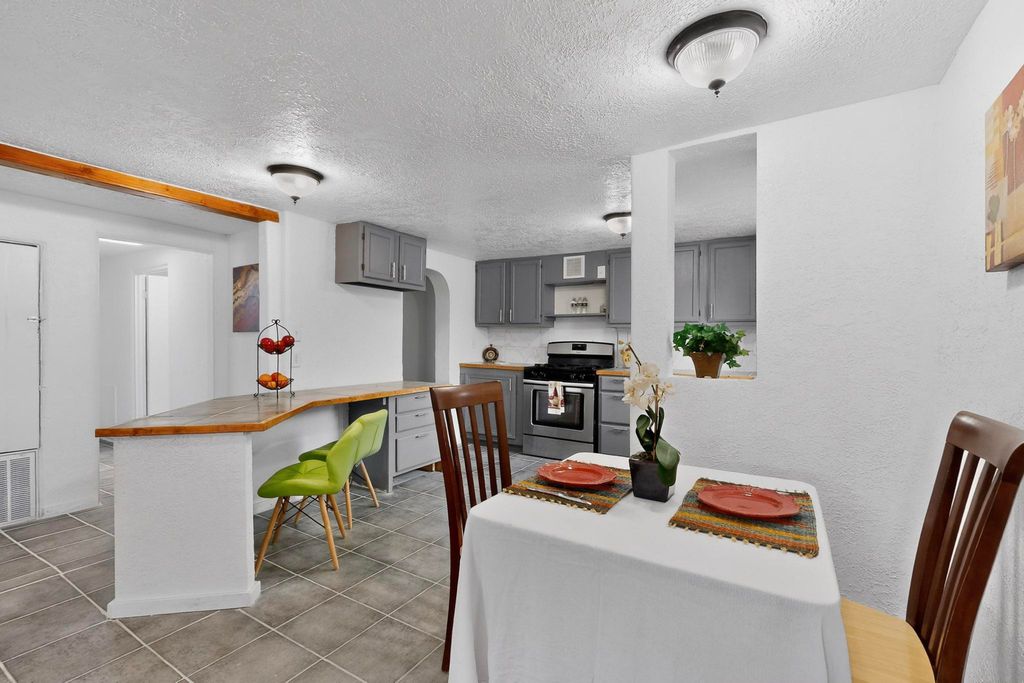 Image 10 of property listing at 4115 5th Street NW, Albuquerque, NM 87107