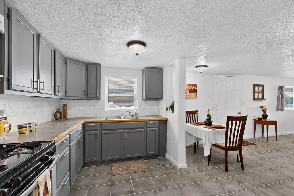 Image 11 of property listing at 4115 5th Street NW, Albuquerque, NM 87107