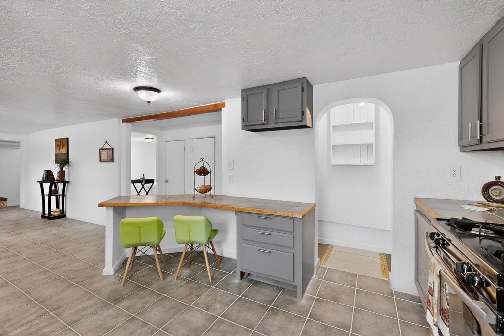 Image 12 of property listing at 4115 5th Street NW, Albuquerque, NM 87107