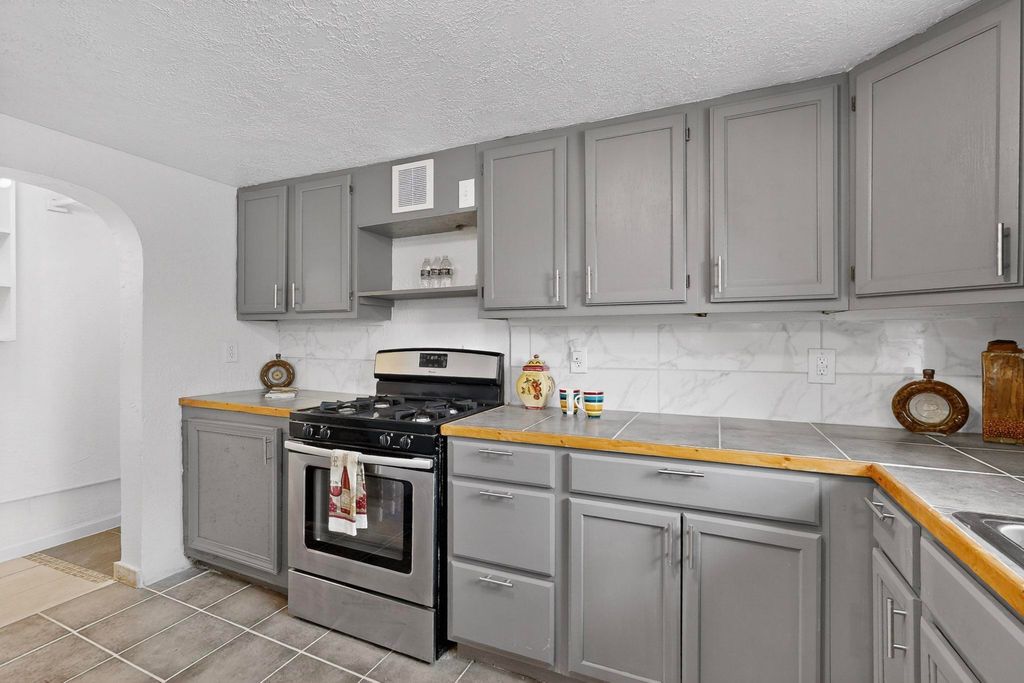 Image 13 of property listing at 4115 5th Street NW, Albuquerque, NM 87107