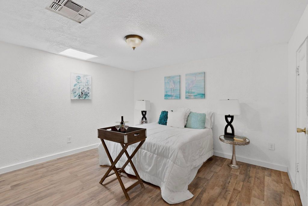 Image 14 of property listing at 4115 5th Street NW, Albuquerque, NM 87107