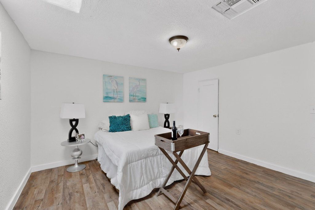 Image 15 of property listing at 4115 5th Street NW, Albuquerque, NM 87107