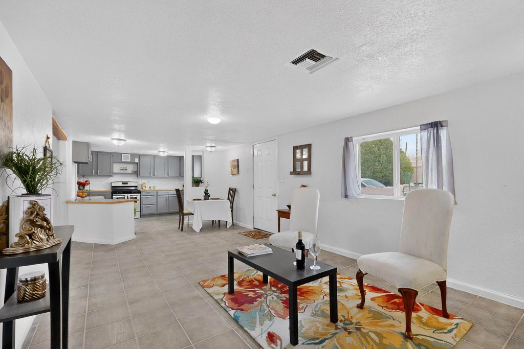 Image 7 of property listing at 4115 5th Street NW, Albuquerque, NM 87107