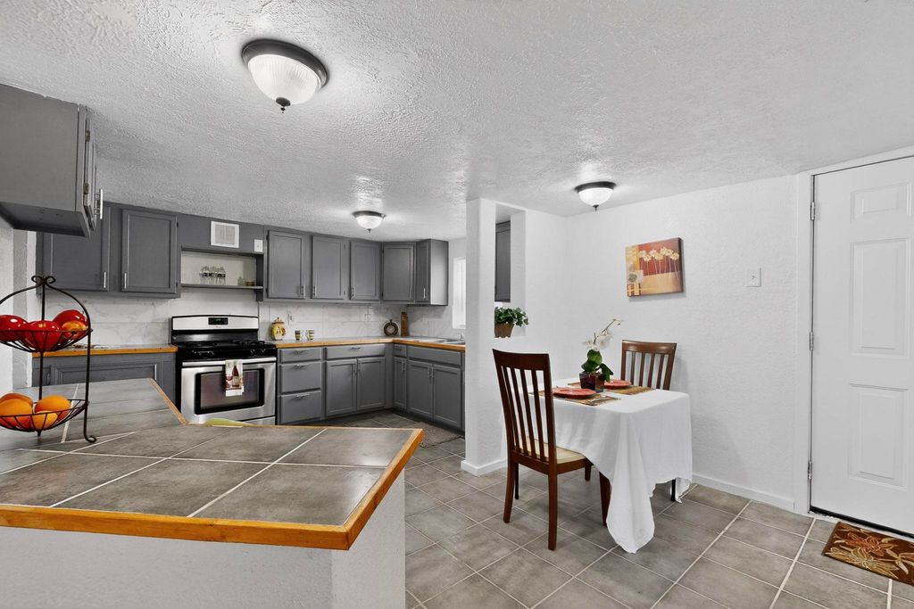 Image 9 of property listing at 4115 5th Street NW, Albuquerque, NM 87107