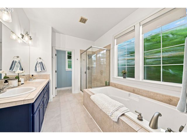 12132 HAZEL PARK Dr, Oregon City, OR 97045
