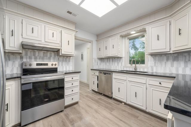 218 W Aaron Dr, Andover, KS 67002