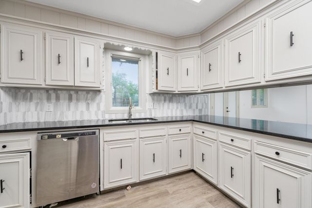 218 W Aaron Dr, Andover, KS 67002
