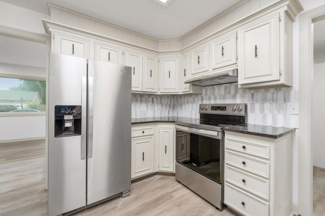 218 W Aaron Dr, Andover, KS 67002