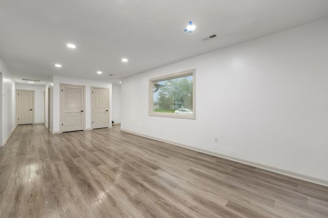 218 W Aaron Dr, Andover, KS 67002
