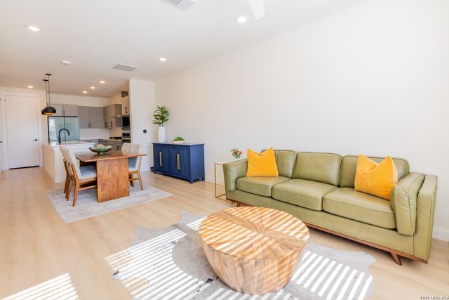 719 E Locust St Unit 4110, San Antonio, TX 78212