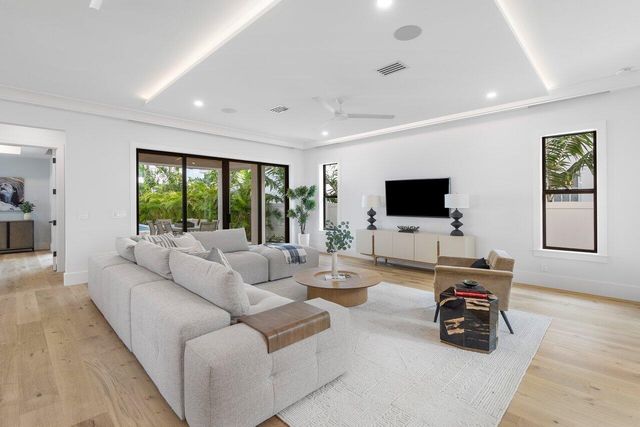 735 SE 4th Avenue, Delray Beach, FL 33483