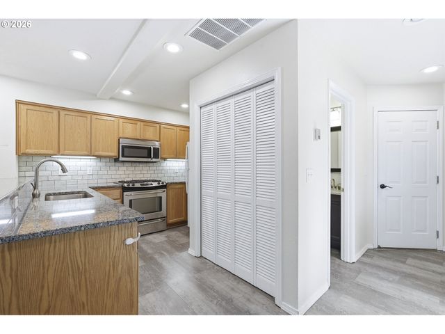 8065 Sw CAROL ANN Ct, Portland, OR 97224