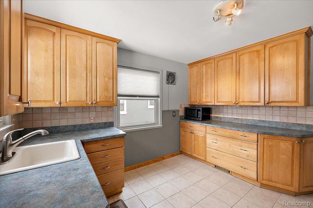 1012 W 12 Mile Road, Royal Oak, MI 48073