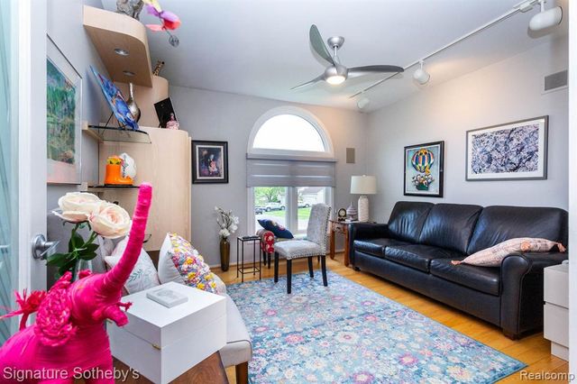 5396 Fairway Court, West Bloomfield, MI 48323