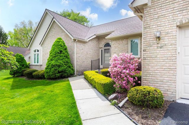 5396 Fairway Court, West Bloomfield, MI 48323