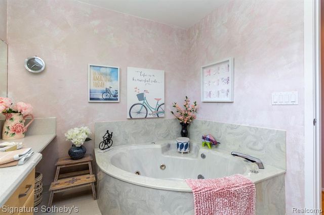 5396 Fairway Court, West Bloomfield, MI 48323