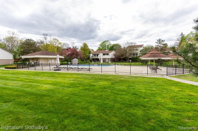 5396 Fairway Court, West Bloomfield, MI 48323