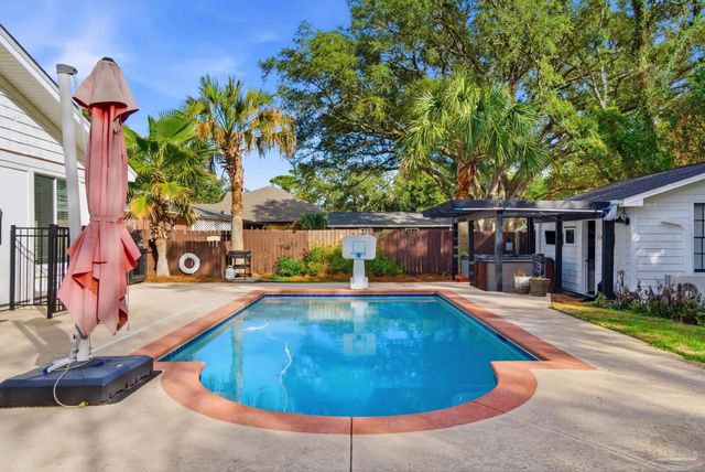 421 Cumberland Ave, Gulf Breeze, FL 32561