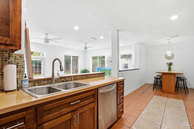 421 Cumberland Ave, Gulf Breeze, FL 32561