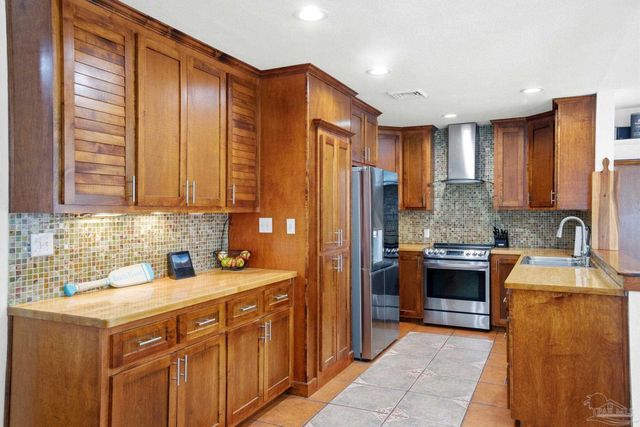 421 Cumberland Ave, Gulf Breeze, FL 32561