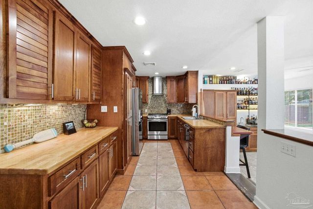 421 Cumberland Ave, Gulf Breeze, FL 32561