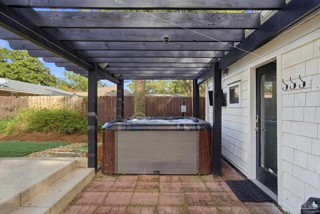 421 Cumberland Ave, Gulf Breeze, FL 32561