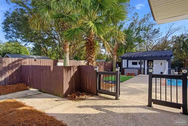 421 Cumberland Ave, Gulf Breeze, FL 32561