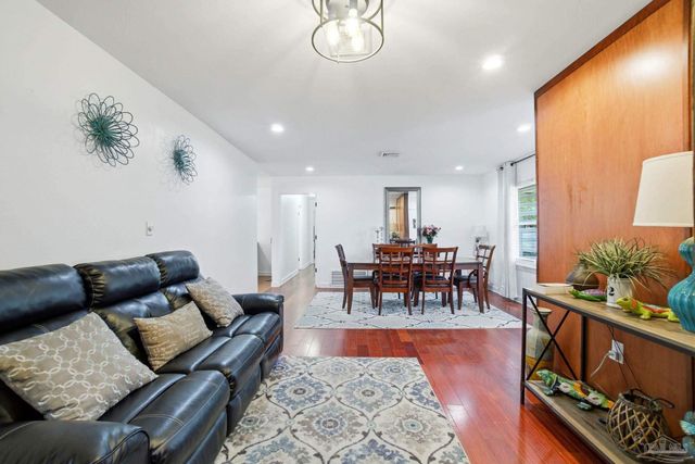 421 Cumberland Ave, Gulf Breeze, FL 32561