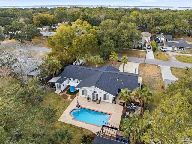 421 Cumberland Ave, Gulf Breeze, FL 32561