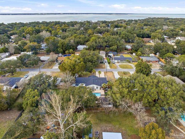 421 Cumberland Ave, Gulf Breeze, FL 32561