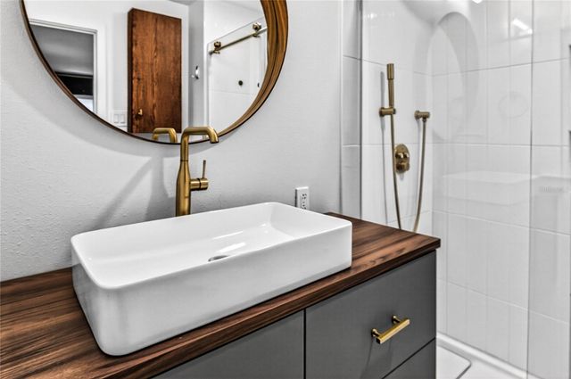 719 W NELSON STREET, Tavares, FL 32778