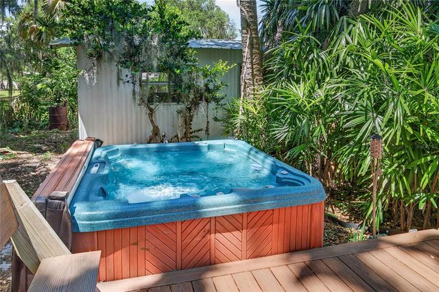 719 W NELSON STREET, Tavares, FL 32778