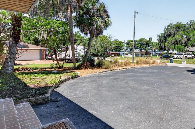 719 W NELSON STREET, Tavares, FL 32778